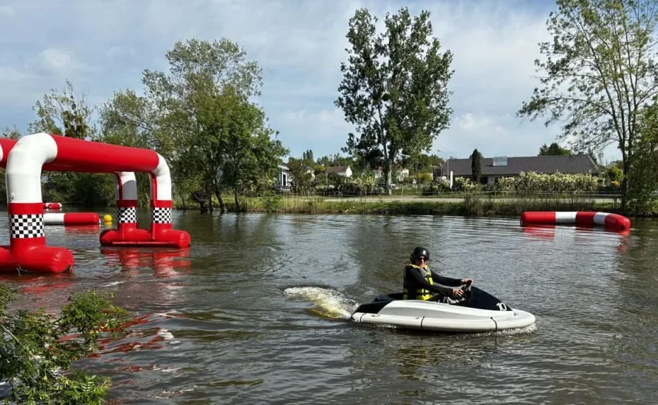 C’est comme un jet-ski ! » : on a testé pour vous le karting aquatique et ses sensations uniques à Montlouis-sur-Loire