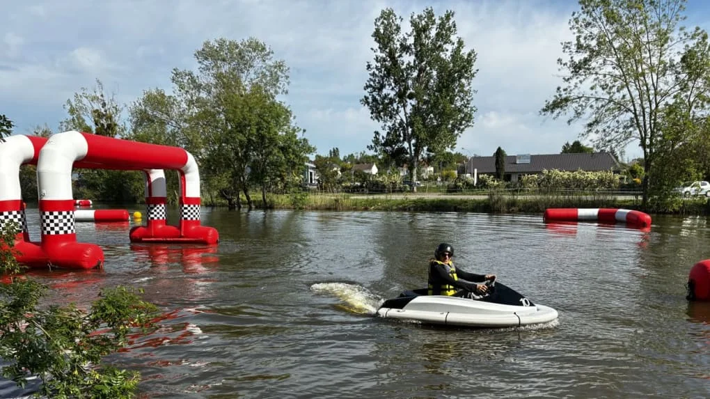 C’est comme un jet-ski ! » : on a testé pour vous le karting aquatique et ses sensations uniques à Montlouis-sur-Loire